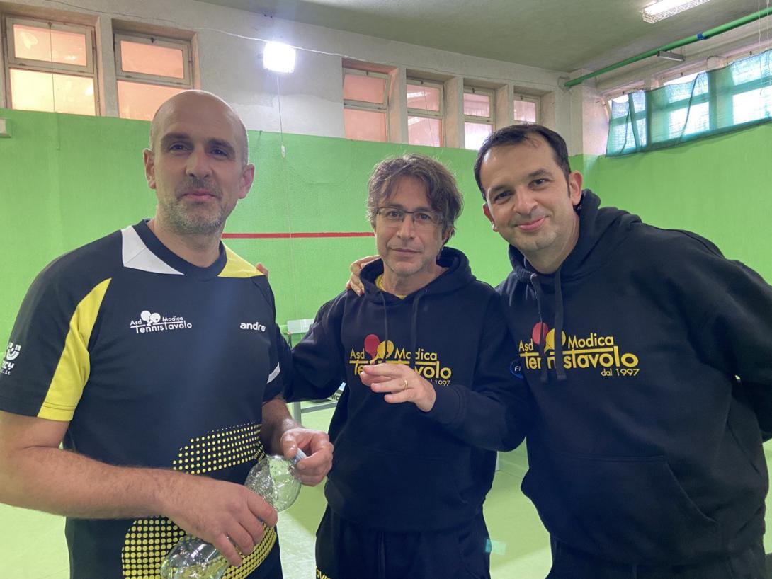 Da sx: Antony Covato, Antò Costabile, Gio Di Rosa: i gialloneri di Serie C2